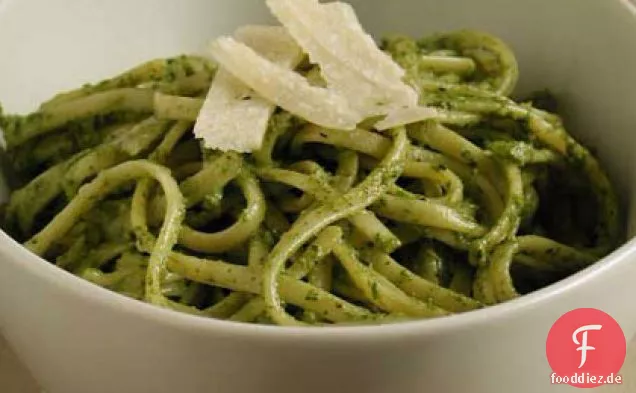 Pasta mit Basilikum, Rucola und Walnuss-Pesto