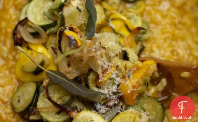 Sommerkürbis-Risotto mit knusprig gebratenem Salbei und Parmesan