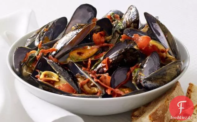 Miesmuscheln mit Tomaten und Salami