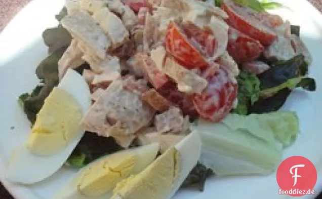 Warmer Hühner-, Speck- und Eiersalat mit Mayonnaise-Dressing