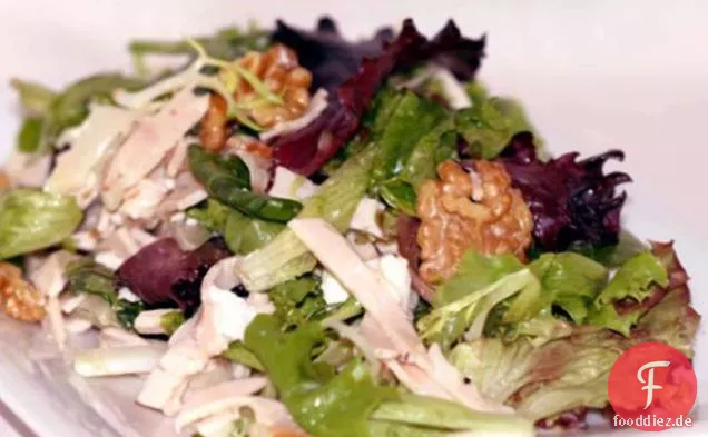 Geräucherter Putensalat mit Ziegenkäse und Walnüssen