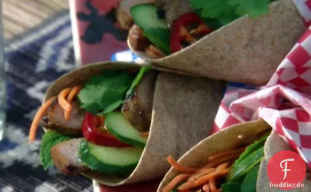 Banh-mi Wrap: Vietnamesischer gegrillter Schweinefleischwickel mit eingelegten Karotten und Minze