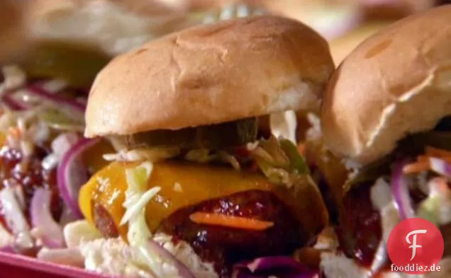 Brooklyn Chili Burger mit rauchiger Barbecue-Sauce mit Öl-Essig-Krautsalat
