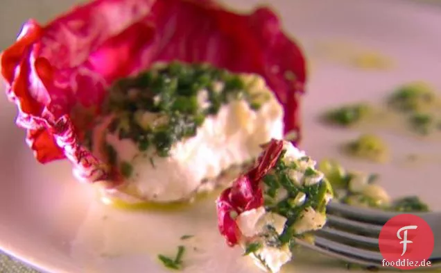 Mit Ziegenkäse und Kräutern gefüllte Radicchioblätter