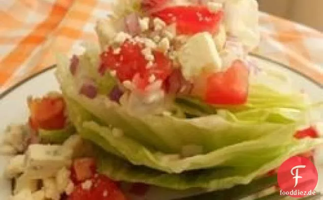 Keilsalat mit elegantem Blauschimmelkäse-Dressing