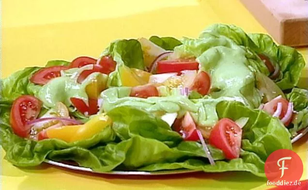 Mexikanischer Salat mit Tomaten, roten Zwiebeln und Avocadodressing