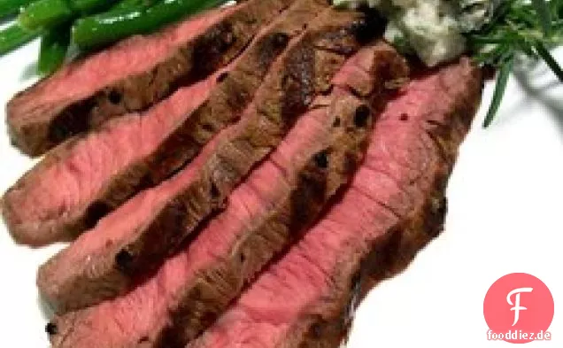 Gegrilltes Flat Iron Steak mit Blauschimmelkäse-Schnittlauchbutter