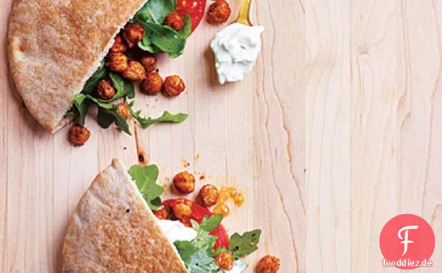 Gebratene Kichererbsen-Rucola-Pita-Sandwiches mit Limetten-Tzatziki