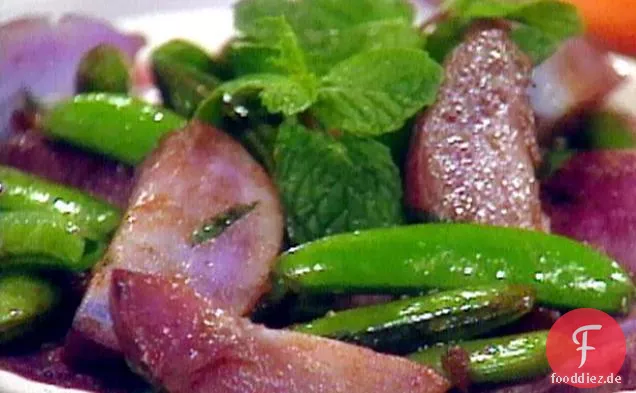 Durcheinander von Erbsen und Sachen (lila Kartoffel-, Zuckererbsen- und Minzsalat)