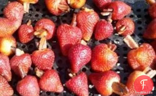 Mit Speck gefüllte Erdbeeren vom Grill