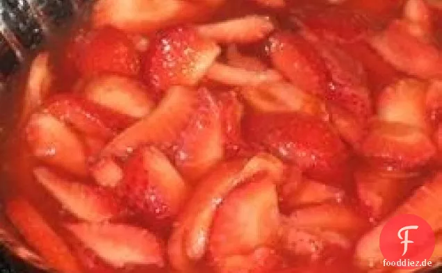 Erdbeeren in gewürztem Sirup
