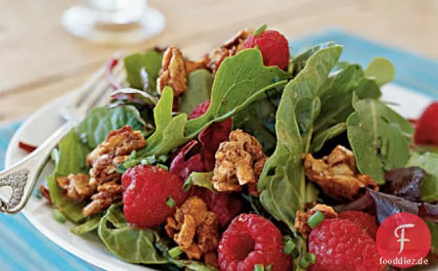 Mesclun mit Beeren und süß gewürzten Mandeln