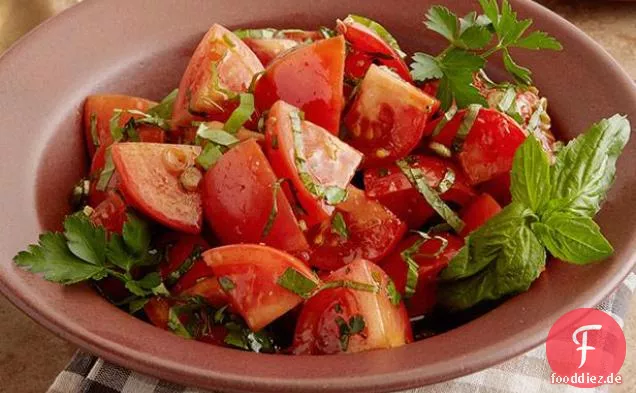 Marinierter Tomatensalat mit Kräutern