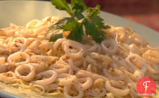 Verkohlte Calamari mit gerösteter Knoblauchbrühe