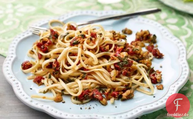 Linguine mit getrockneten Tomaten, Oliven und Zitrone