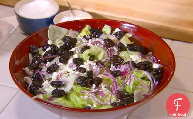 Salat mit Feta, schwarzen Oliven und Oregano (auch bekannt als Pizzasalat)