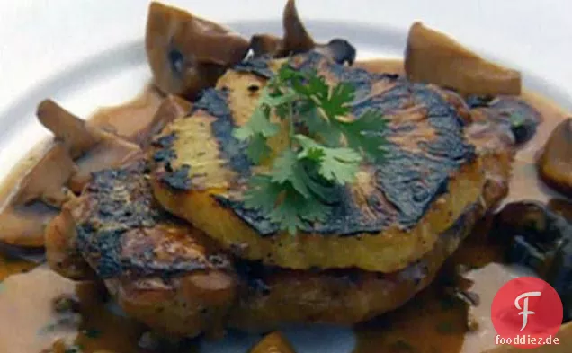 Hähnchen und gegrillte Ananasscheiben mit grüner Pfeffersauce und Champignons