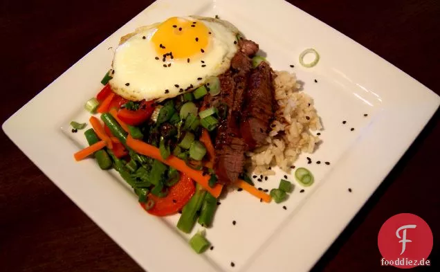 Koreanische Reisschüssel mit Steak, Gemüse & Spiegelei