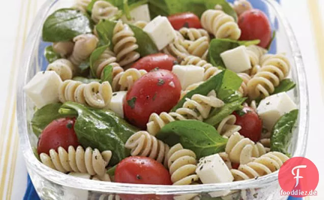 Nudelsalat mit Spinat, Tomaten und frischem Mozzarella mit italienischem Dressing