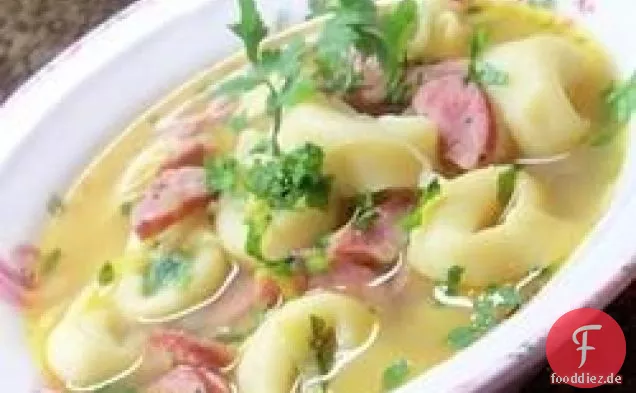 Suppe mit Champignons, Lauch, Hühnerwurst und Tortellini