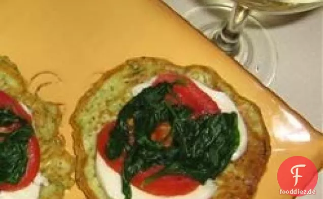 Zucchini-Krapfen mit frischem Mozzarella und Tomaten