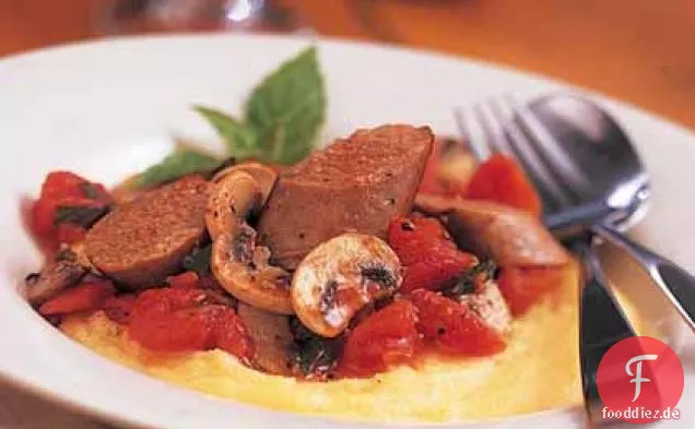 Parmesanpolenta mit Wurst und Pilzen