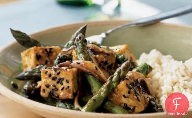 Sesam Tofu Stir-Fry über Reis