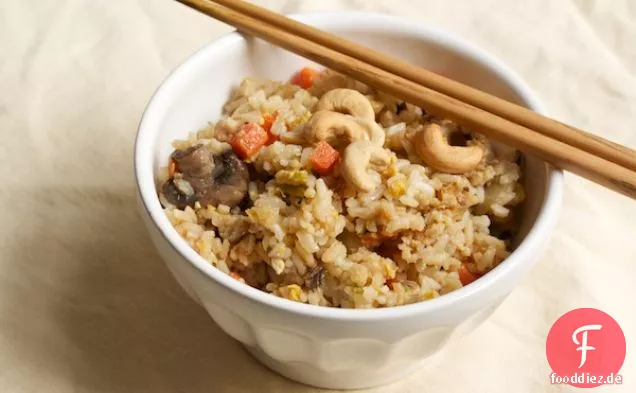 Vegetarischer gebratener Reis mit Shiitakes und Cashewnüssen