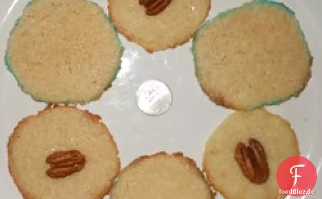 Gezuckerte dänische Butterkekse mit Pekannusshälften