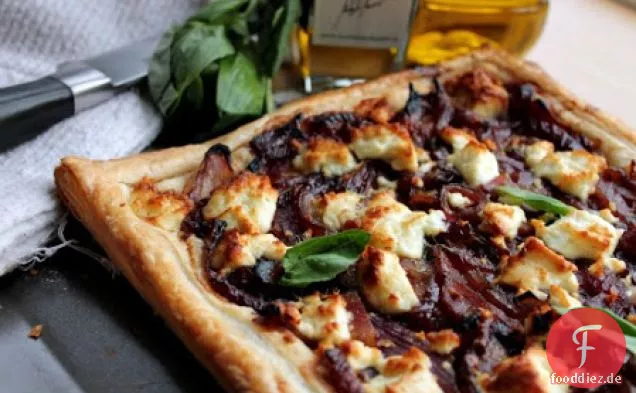 Karamellisierte rote Zwiebel-, Feta- und Specktarte