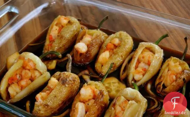 Mit Garnelen gefüllte Chilis