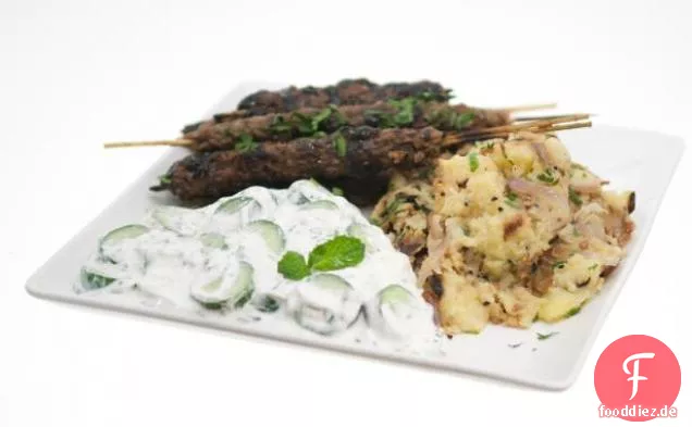 Gemahlene Lamm-Kofto-Kebabs mit Granatapfelglasur, bengalisch gewürzten Kartoffeln und persischer Gurken-Raita