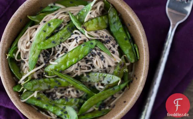 Geröstete grüne Erbsen und Soba-Nudeln mit Honig-Soja-Dressing