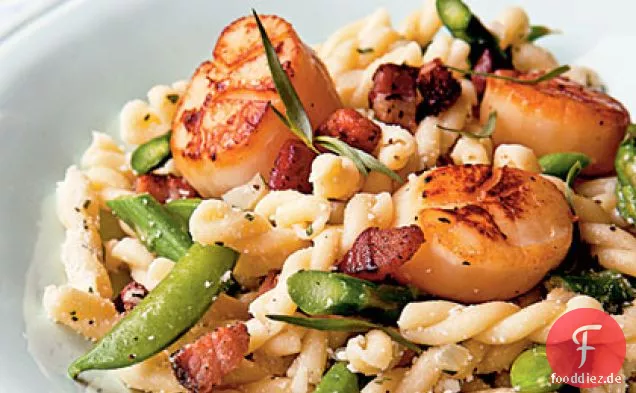 Gebratene Jakobsmuschel Gemelli mit Spargel, grünen Erbsen und Pecorino