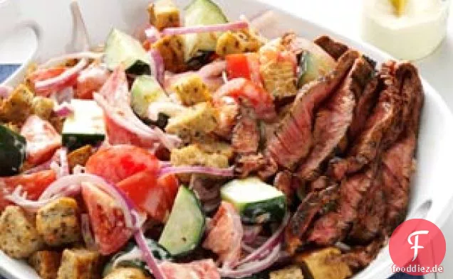 Chili-geriebenes Steak & Brotsalat