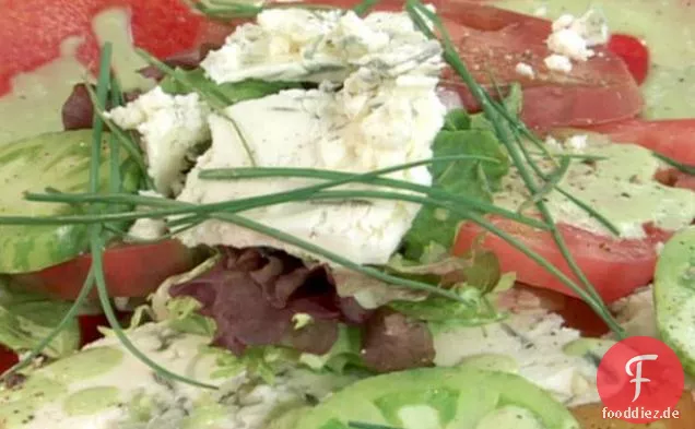 Erbstück-Tomatensalat mit frischem Gemüse, Blauschimmelkäse und Schnittlauch-Sahnedressing