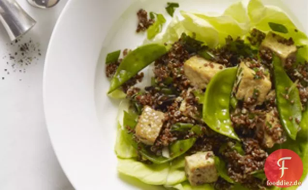 Quinoa-Salat mit Zucker, Erbsen, Tofu und Ingwer-Vinaigrette