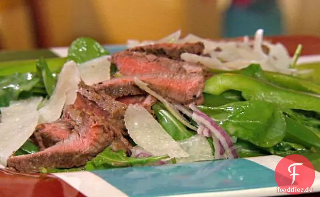 Rucola-Salat mit Steak, geschorenem Parmesan und Zitronenvinaigrette