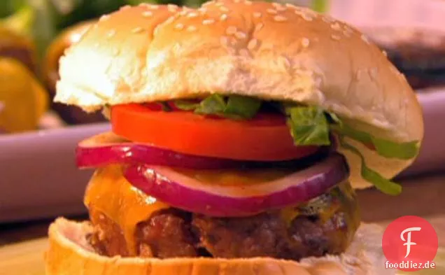 5 Zutaten Speckburger mit Cheddar und roten Zwiebeln mit Parmesan Popcorn Black-Eyed Peas