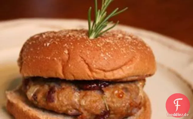 Putenburger mit Brie, Preiselbeeren und frischem Rosmarin