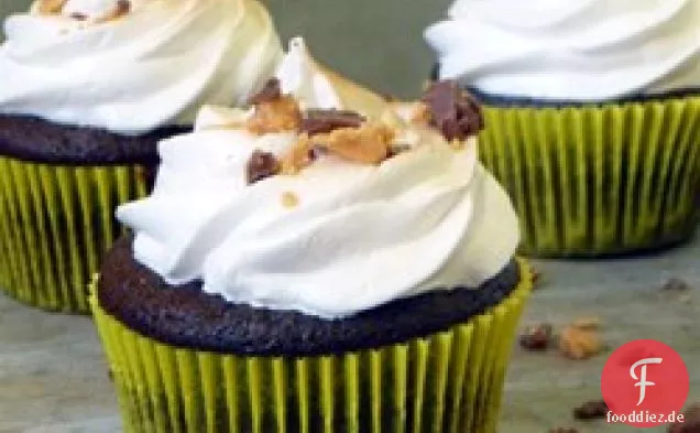 Erdnussbutterbecher Schokoladen-Cupcakes mit geröstetem Erdnussbutter-Baiser-Zuckerguss
