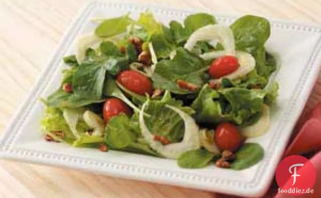 Rucola-Salat mit gezuckerten Pekannüssen