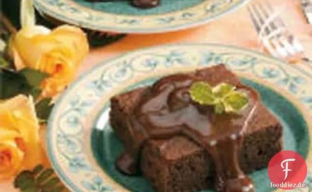 Schokoladenkuchen mit Fudgesauce