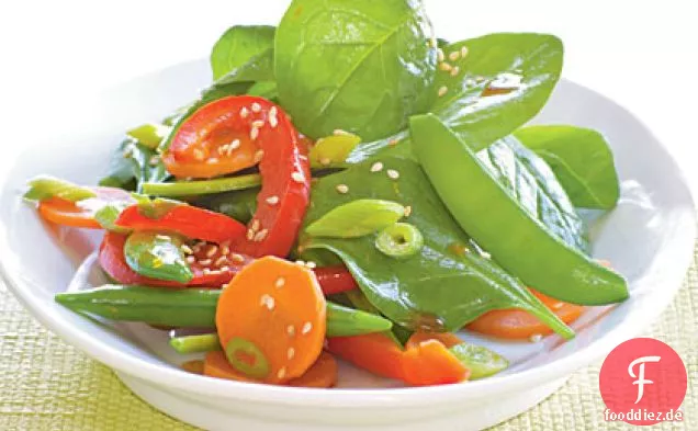 Asiatischer grüner Erbsensalat mit Sesam-Orangen-Dressing