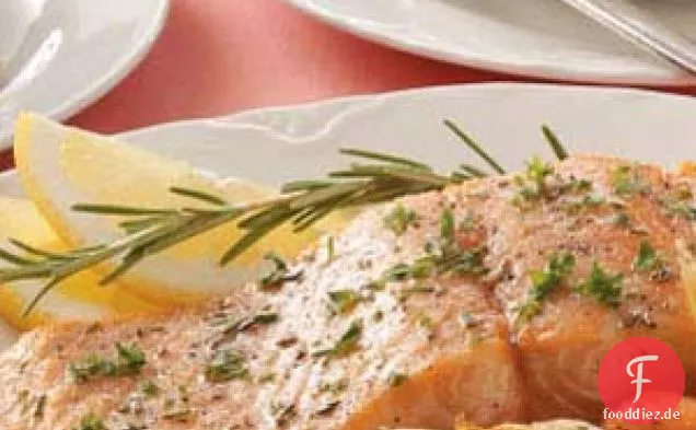 Mit Knoblauchbutter gebackener Lachs