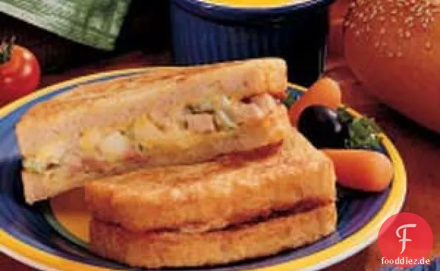 Sandwiches mit gegrilltem Schinken und Eiersalat