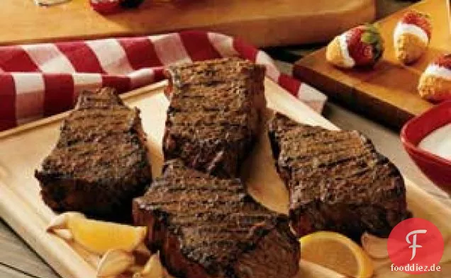 Gegrillte Steaks mit Knoblauch
