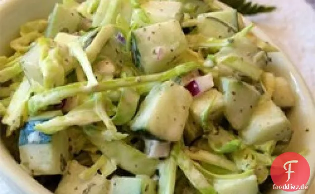 Pfeffriger Krautsalat mit Gurken und Sellerie