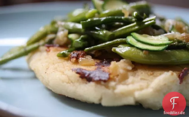 Übergroße Mozzarella Arepas Mit Frühlingsgemüse