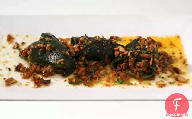 Gefüllte Poblano-Paprika nach südostasiatischer Art mit Limetten-Erdnuss-Vinaigrette